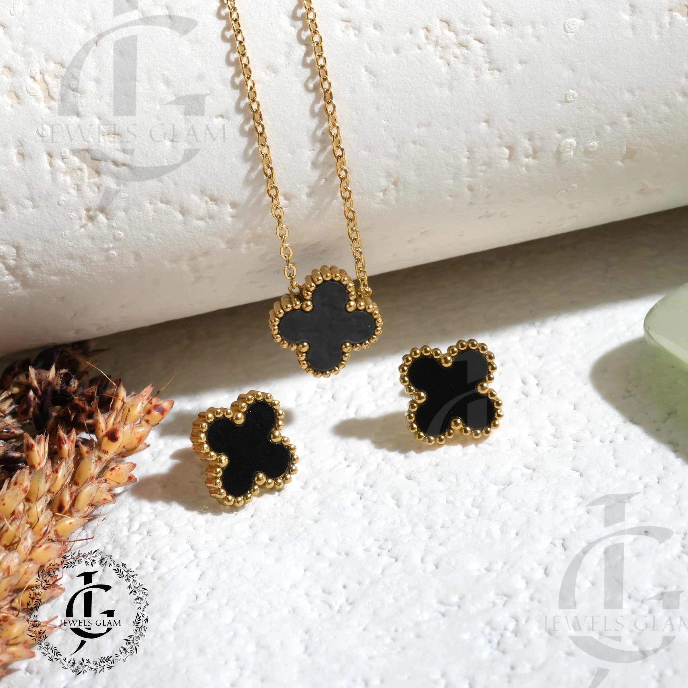 Black Clover Pendant With Studs